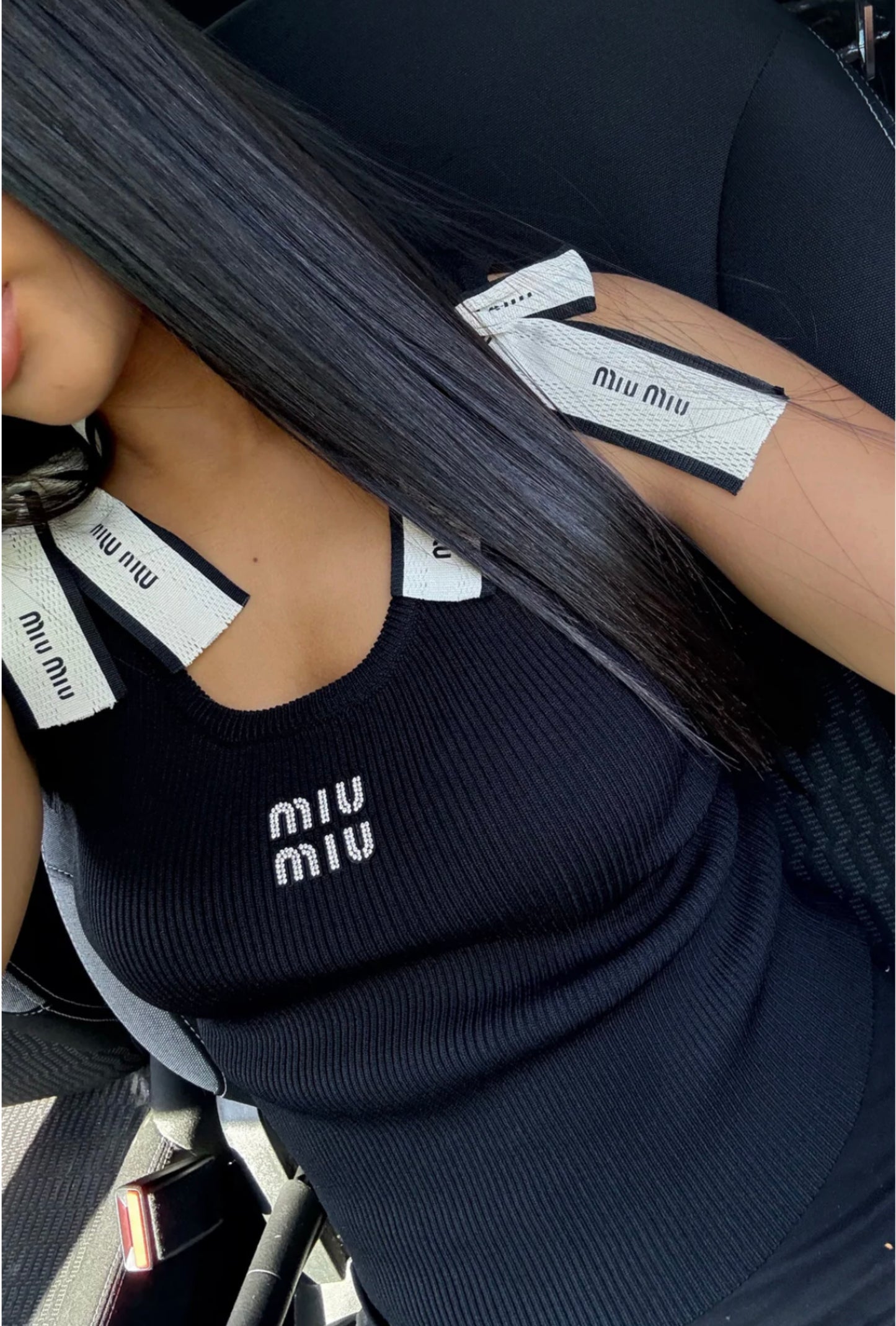 TOP NEGRO CON LAZO MIU MIU