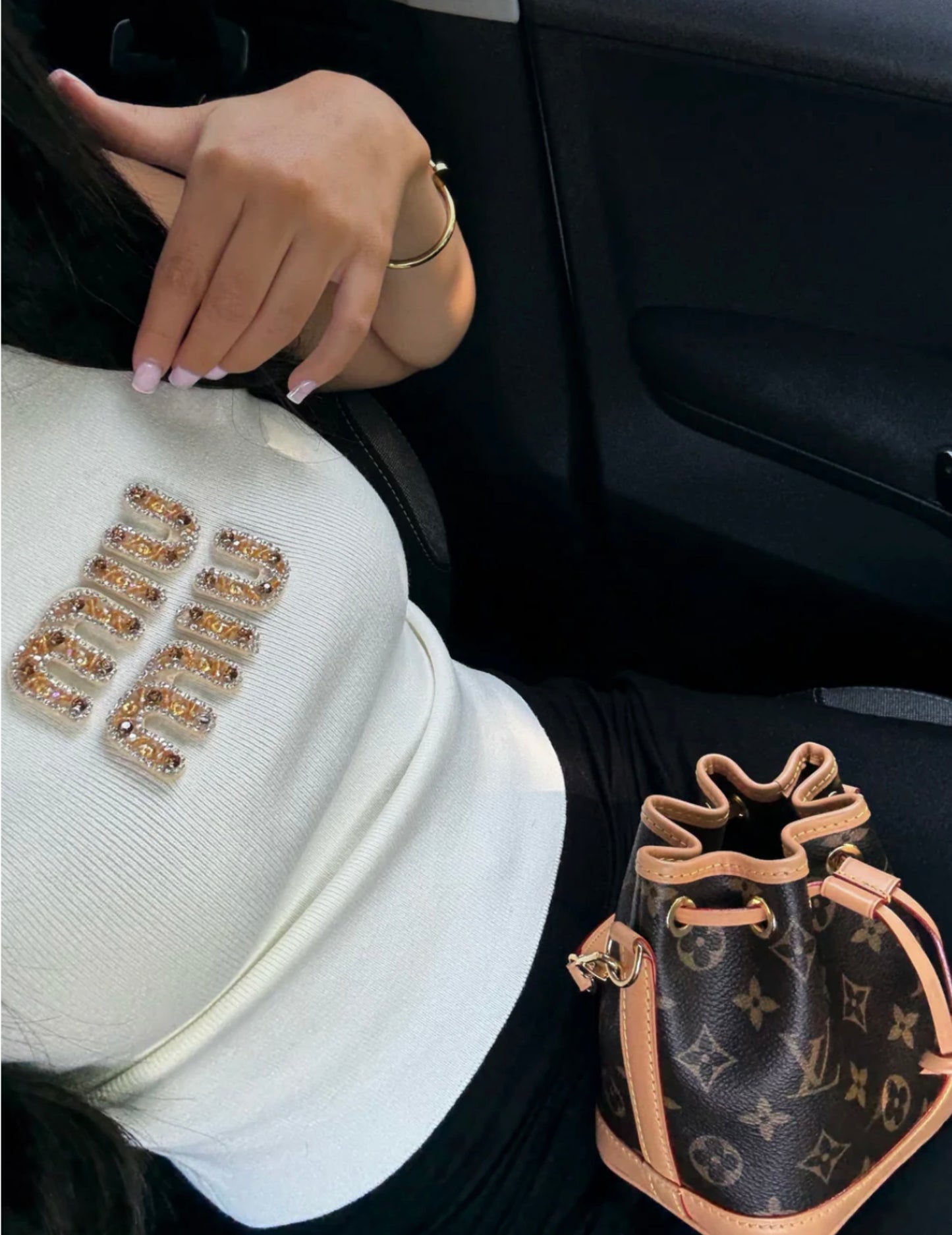 TOP MIU MIU BLANC AVEC LOGO BRODÉ DORÉ