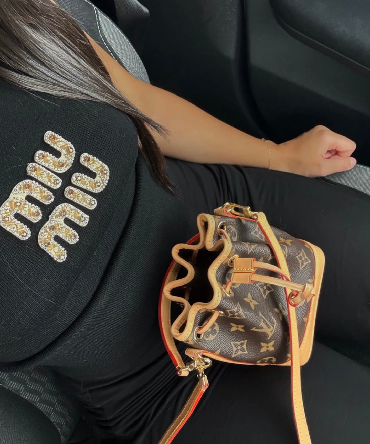 TOP MIU MIU NOIR AVEC LOGO BRODÉ DORÉ
