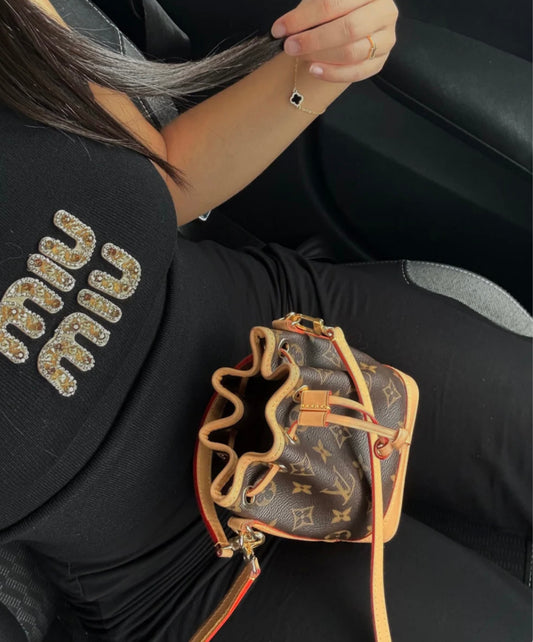 TOP MIU MIU NOIR AVEC LOGO BRODÉ DORÉ