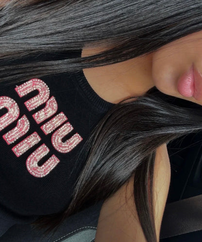 TOP MIU MIU NOIR AVEC LOGO BRODÉ ROSE